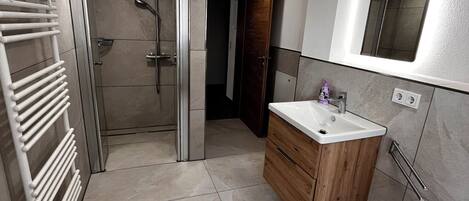 Douche, sèche-cheveux, serviettes fournies, savon
