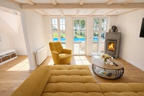 Una televisión, una chimenea