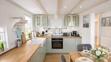 Jääkaappi, uuni, liesi, astianpesukone