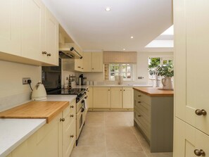 Dishwasher, cookware/dishes/utensils - The Cottage (Cheltenham)