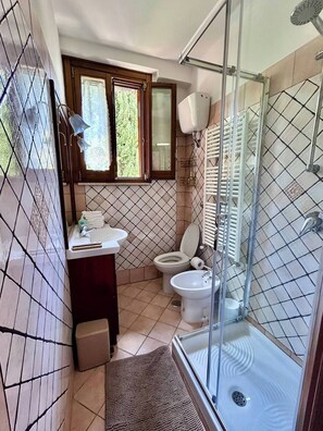 Douche, sèche-cheveux, bidet, serviettes fournies