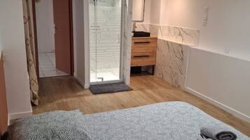 2 slaapkamers, een strijkplank/strijkijzer, wifi, beddengoed