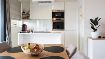 Een koelkast, een microgolfoven, een oven, een kookplaat