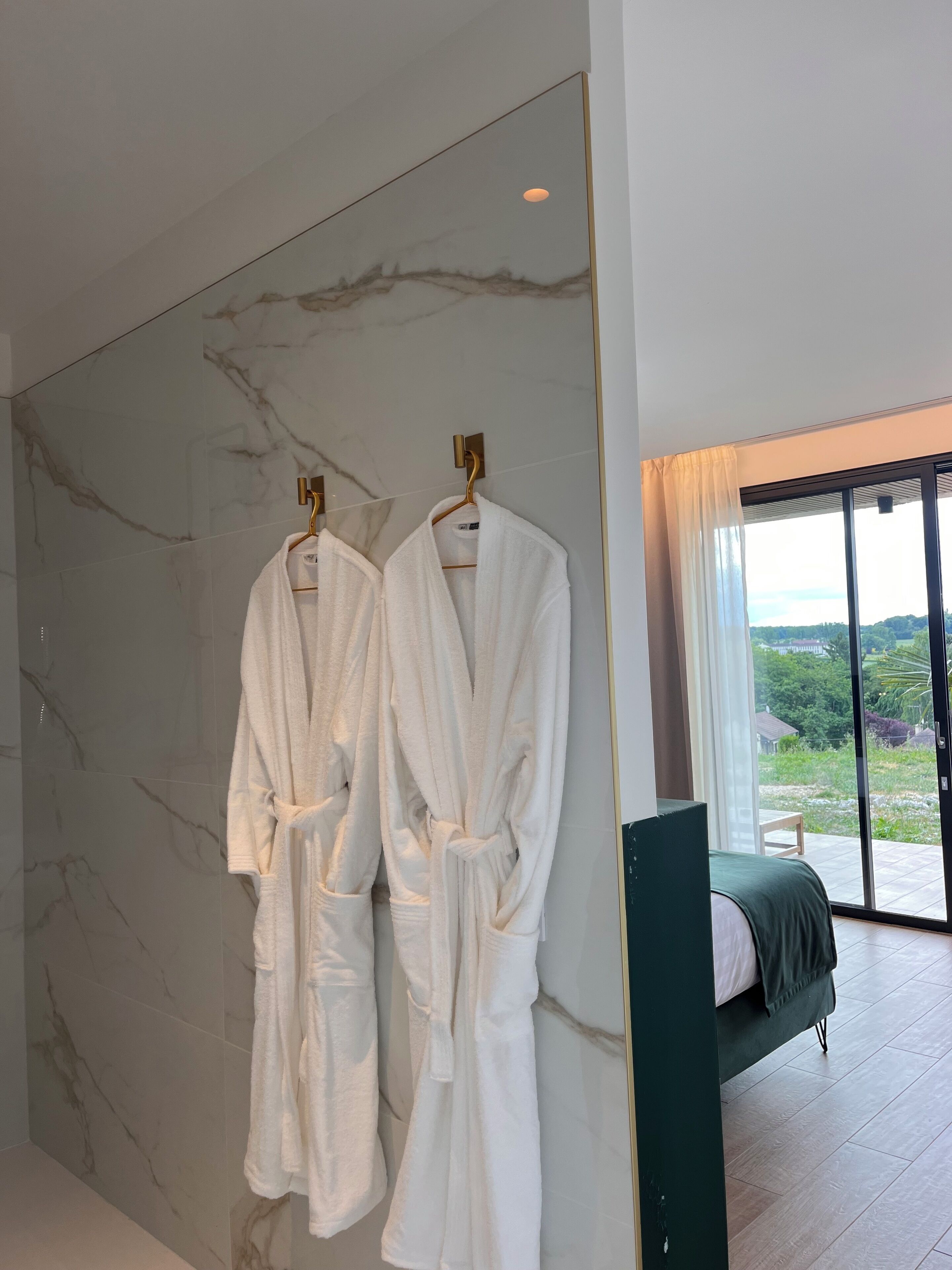 Chambre Double Deluxe, vue vallée | Salle de bain | Douche, douche à « effet pluie », articles de toilette de luxe
