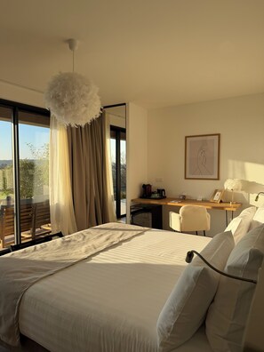 Tomannsrom – deluxe, dalutsikt | Safe på rommet, skrivebord for bærbar PC og blendingsgardiner