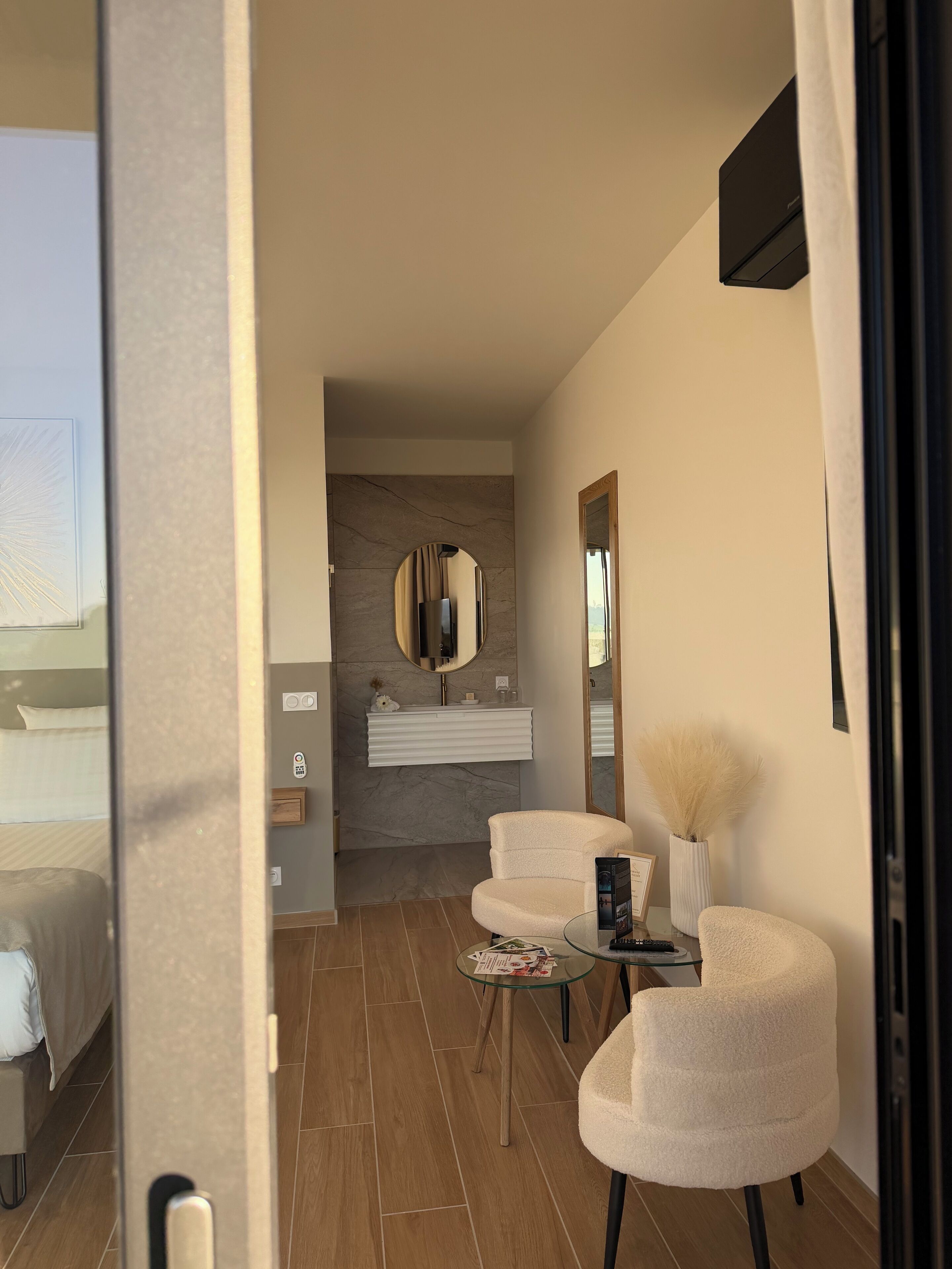 خزنة داخل الغرفة ومساحة عمل للكمبيوتر المحمول وستائر تعتيم