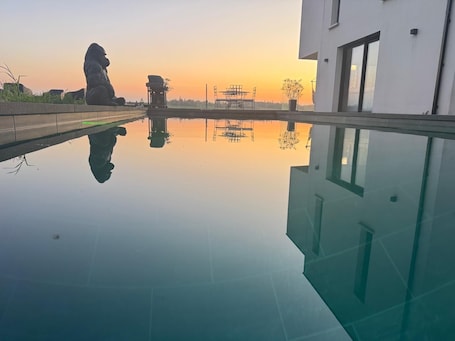 Una piscina al aire libre de temporada