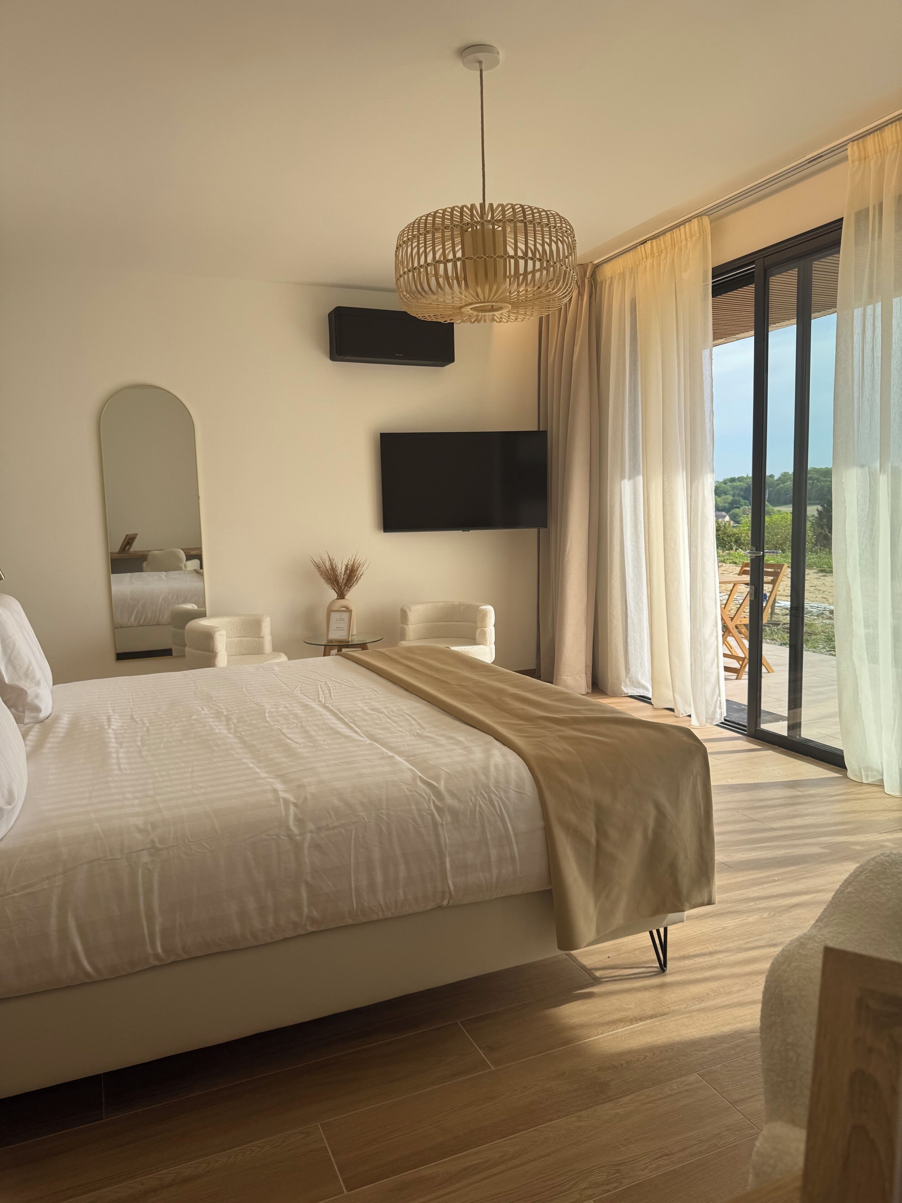 Deluxe dubbelrum - utsikt mot dalen | Sängtillbehör av högsta kvalitet och värdeförvaringsskåp på rummet