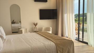 Deluxe dubbelrum - utsikt mot dalen | SÀngtillbehör av högsta kvalitet och vÀrdeförvaringsskÄp pÄ rummet