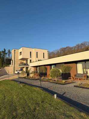 Ropa de cama de alta calidad y caja de seguridad en la habitación 