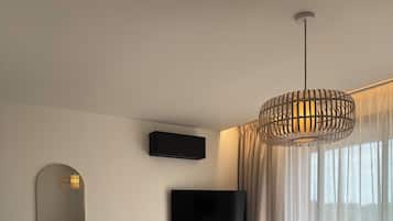 Premium bedding, in-room safe, laptop workspace, blackout curtains