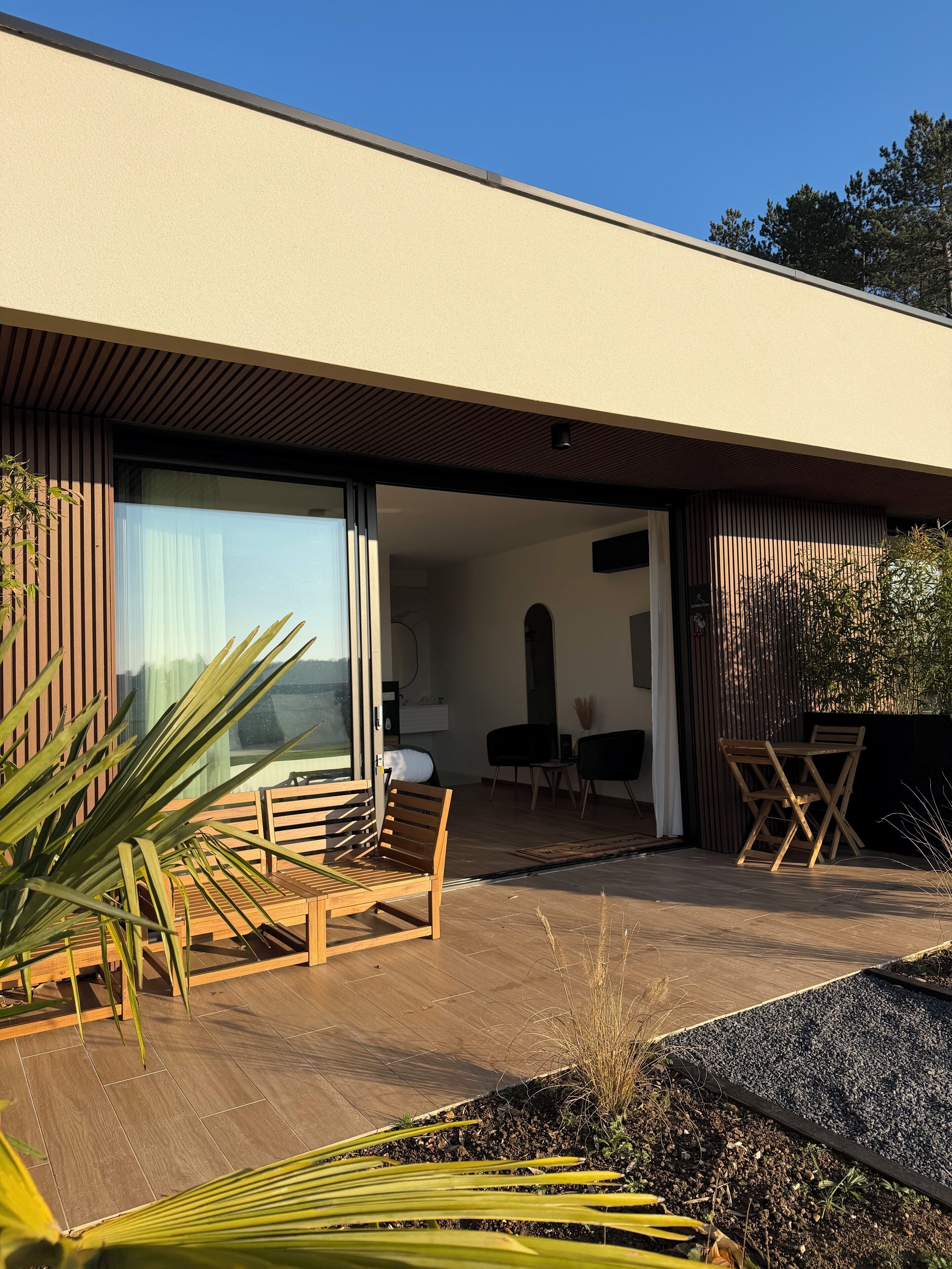 Dobbeltrom – deluxe, dalutsikt | Sengetøy av topp kvalitet, safe på rommet og skrivebord for bærbar PC