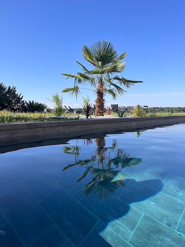 Kauden mukainen ulkouima-allas