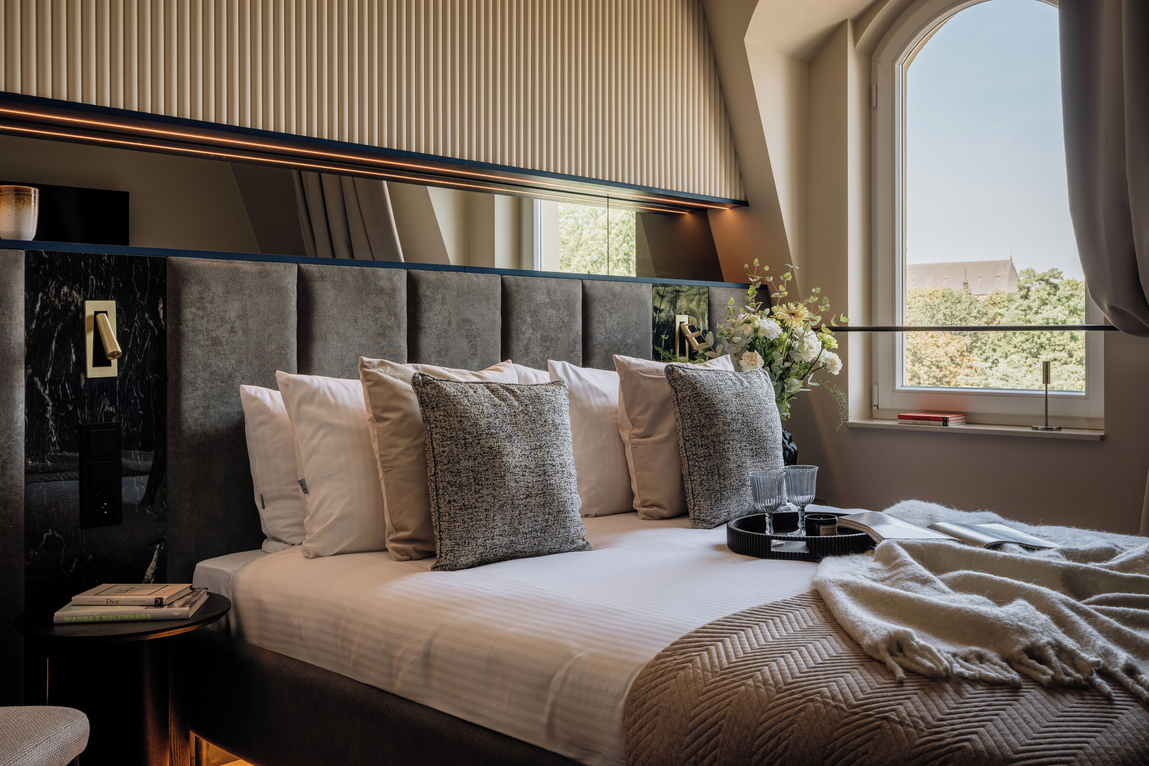 Espacio para trabajar con laptop y tabla de planchar con plancha 