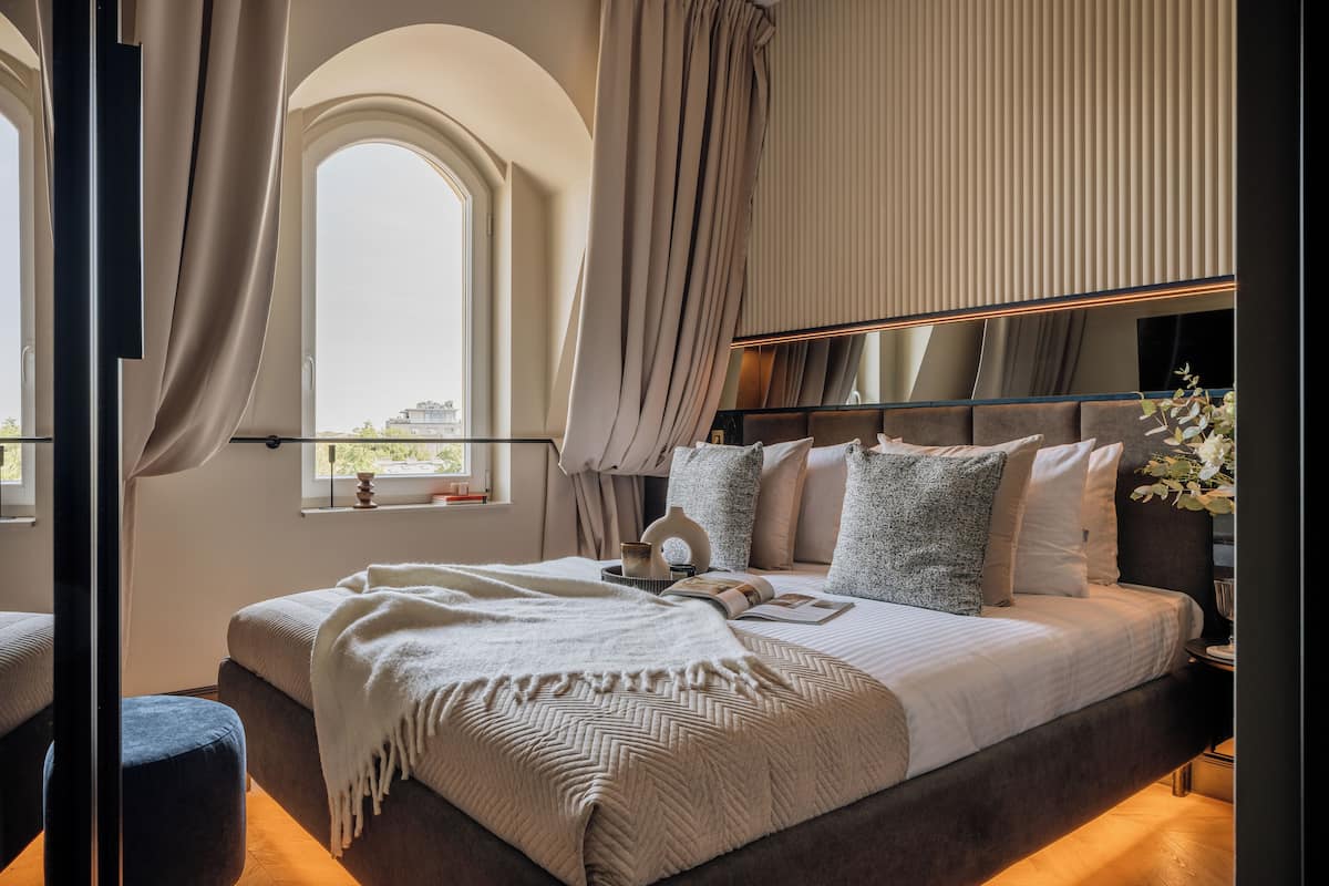 Grand Apartment | Laptop workspace, iron/ironing board, free WiFi