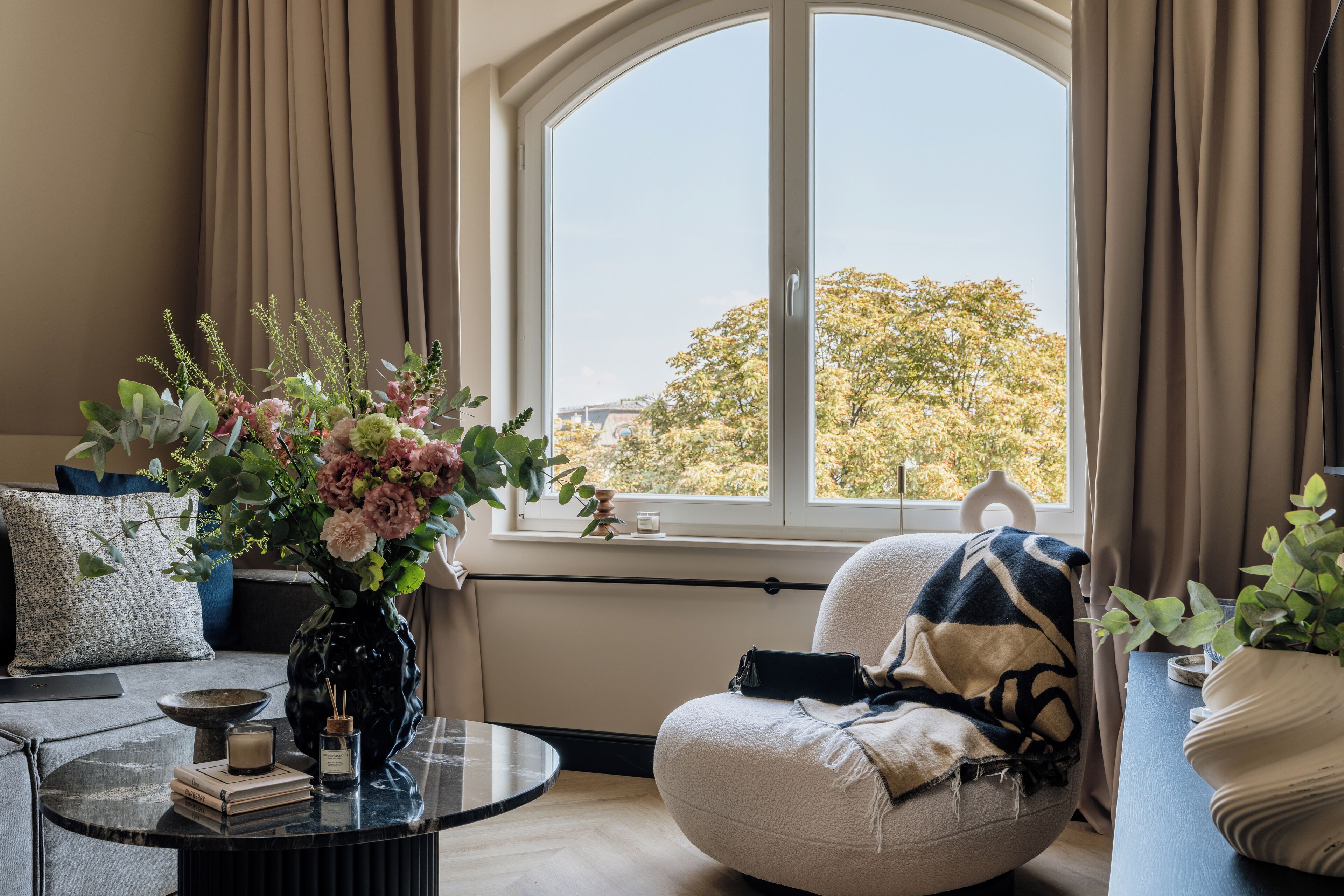 Grand Apartment | Living room