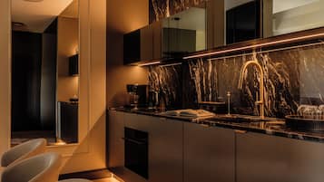 Grand Apartment | Private kitchenette | Fridge, microwave, oven, stovetop