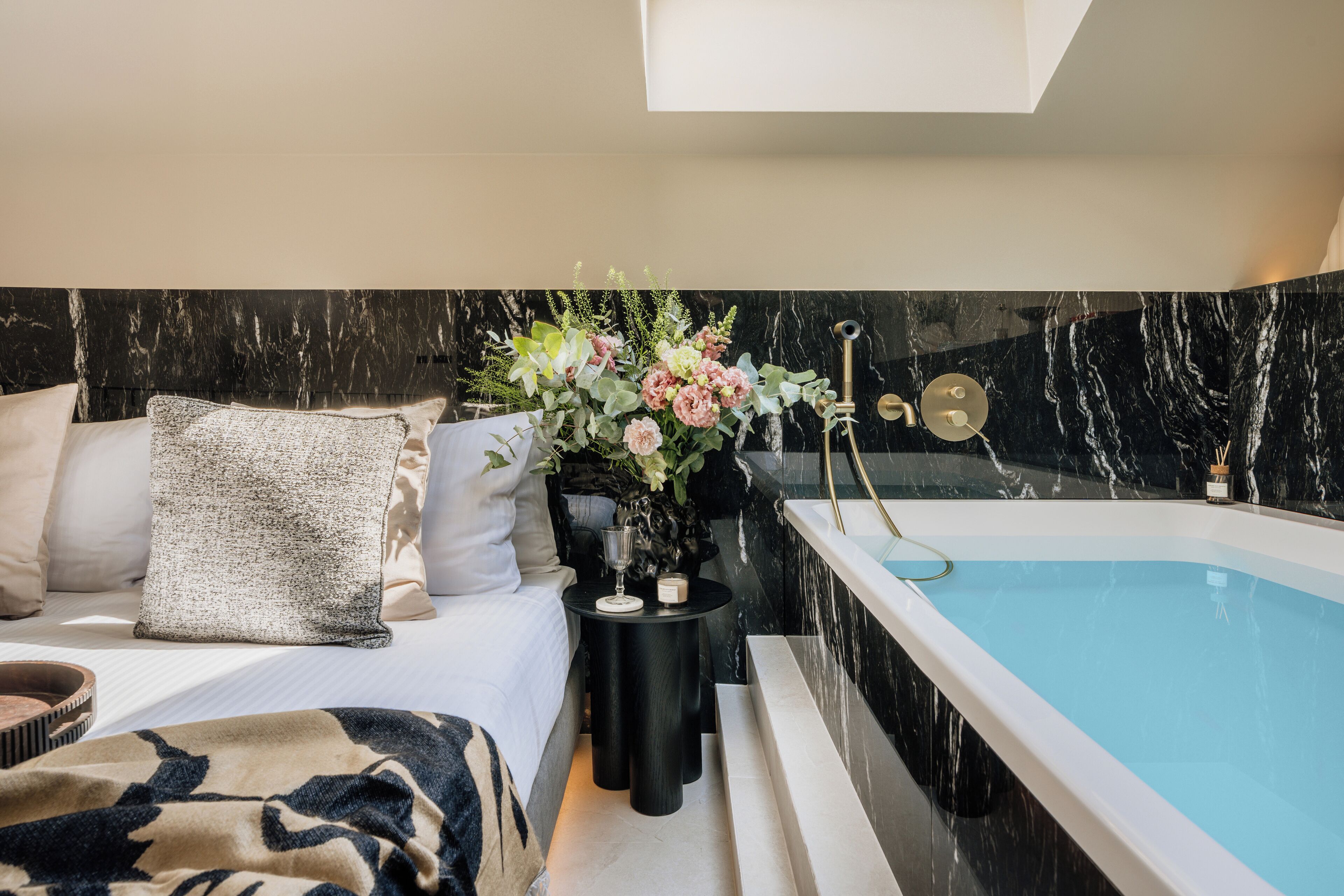 Grand Apartment | Laptop workspace, iron/ironing board, free WiFi