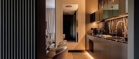 Apartamento grand | Cozinha americana privada | Geladeira, micro-ondas, fogão, cooktop