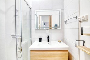 Een douche, een haardroger, handdoeken, zeep