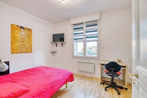 1 slaapkamer, een strijkplank/strijkijzer, beddengoed