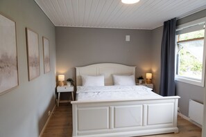 2 bedrooms, iron/ironing board, WiFi, bed sheets