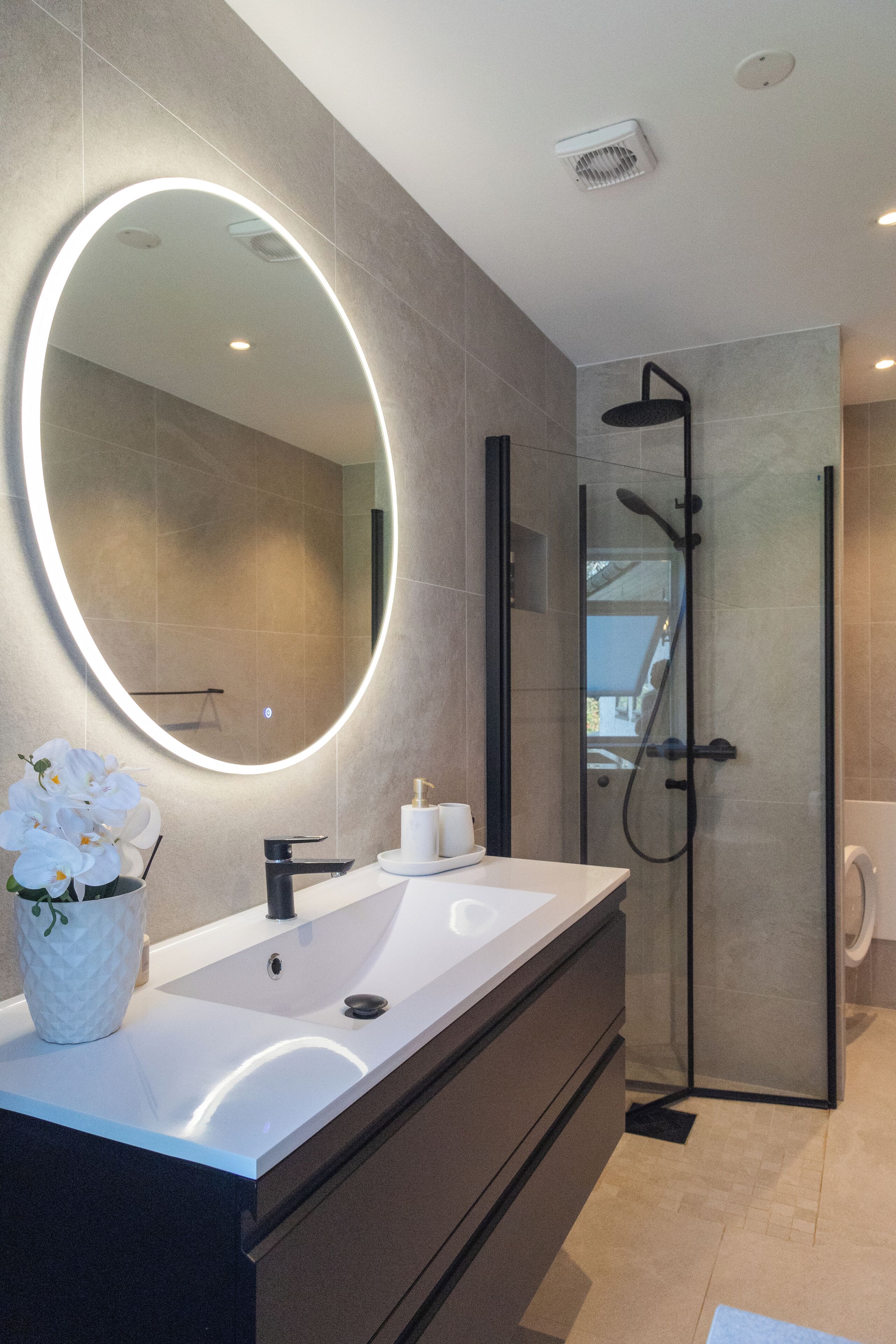 Dusche, kostenlose Toilettenartikel, Haartrockner, Bademäntel