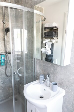 Shower, hair dryer, towels - 4 Guests - 2 Bedrooms - City Escape Retreat (Stoke-on-Trent)