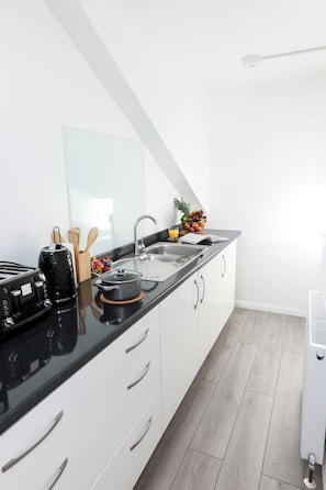 Refrigerador, microondas, placa de cocina, tetera/pava eléctrica
