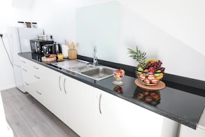 Kjøleskap, mikrobølgeovn, kokeplater og vannkoker