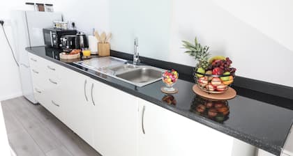 4 Guests - 2 Bedrooms - City Escape Retreat