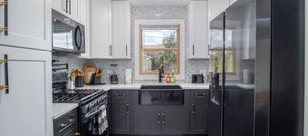 Stylish Stay with  Unforgettable Downtown Views!