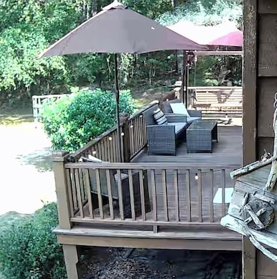 Quiet cabin with 3 fishing ponds on lots of acres. Come enjoy the country life