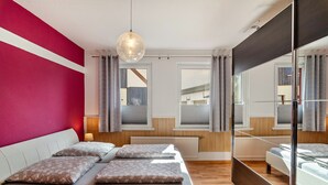 Un dormitorio moderno con una cama, un espejo grande y vistas al exterior.