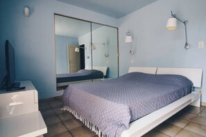 5 bedrooms, iron/ironing board, WiFi, bed sheets