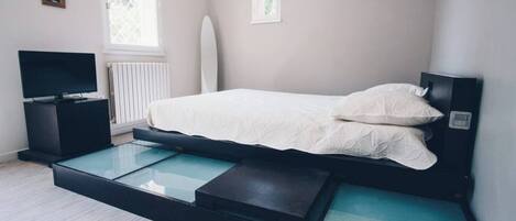 5 chambres, fer et planche à repasser, Wi-Fi, draps fournis