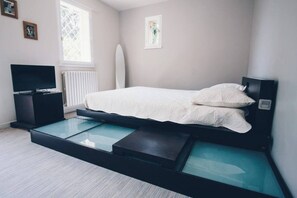 5 habitaciones, tabla de planchar con plancha, wifi y ropa de cama 