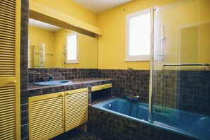 Douche, sèche-cheveux, bidet, serviettes fournies