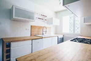 Fridge, microwave, oven, stovetop