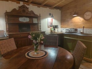 Dining - Grisette's home, its Norwegian bath, its brazier and its animals (Beurlay)