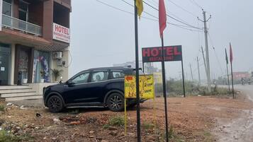 Un edificio de hotel con un letrero que indica que tiene restaurante y cafetería.