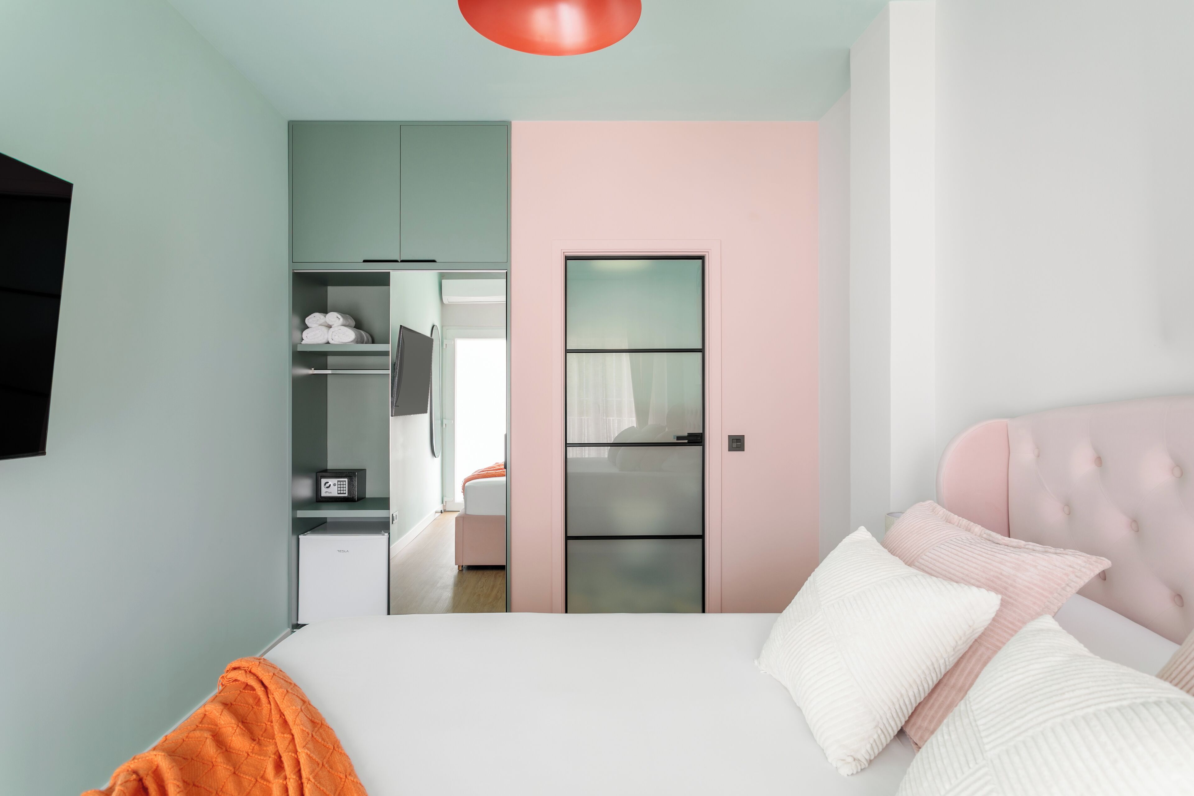 Un dormitorio con cama, armario y puerta que da a un baño.