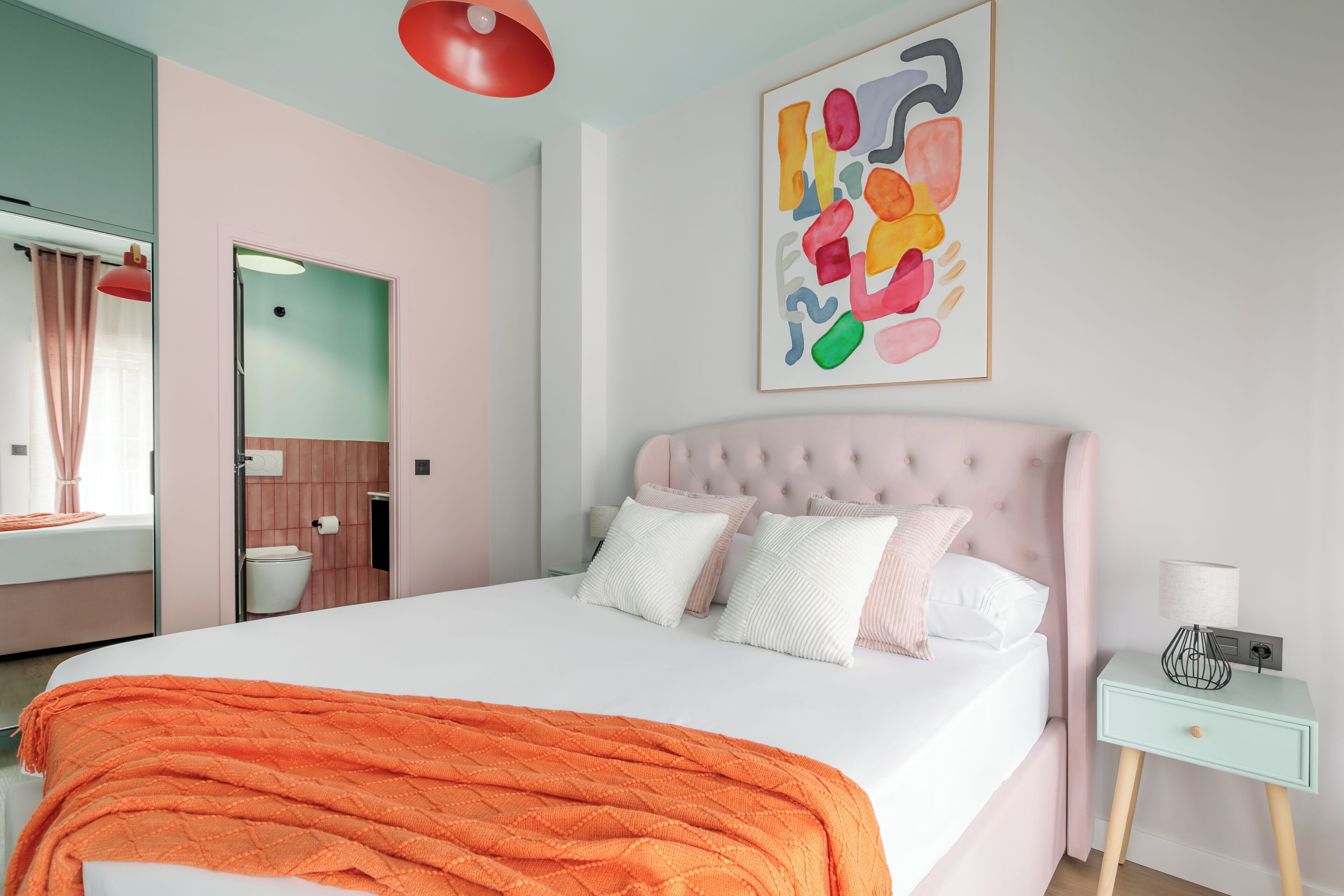 Frigobar (abastecido com alguns itens gr átis), cofres nos quartos