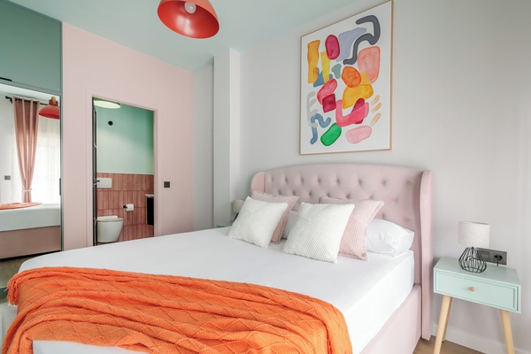 Een minibar met enkele gratis items, een kluis op de kamer