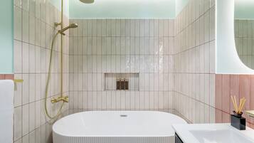 Frigobar (abastecido com alguns itens grátis), cofres nos quartos