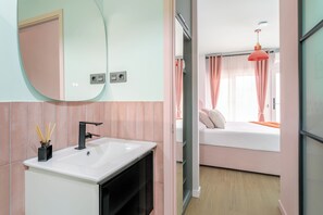 ฝักบัว, ของใช้ในห้องน้ำฟรี, ไดร์เป่าผม, ผ้าเช็ดตัว