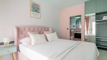 Minibar (con algunos artículos gratuitos) y caja fuerte