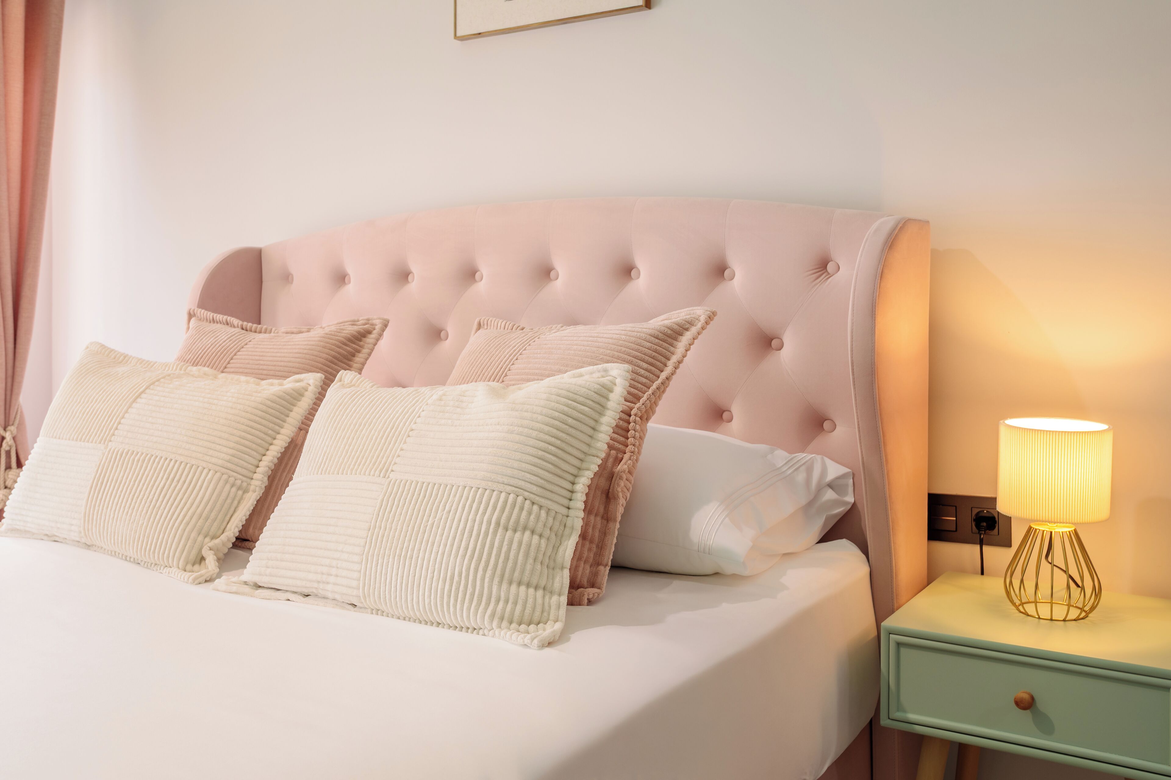 Minibar với thức ăn, đồ uống miễn phí, két bảo mật tại phòng 