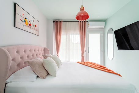 Free minibar items, in-room safe, laptop workspace, blackout drapes