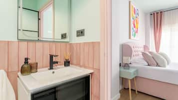 Habitación de lujo doble, vistas al patio (single foldable bed) | Baño | Ducha, artículos de higiene personal gratuitos y secador de pelo